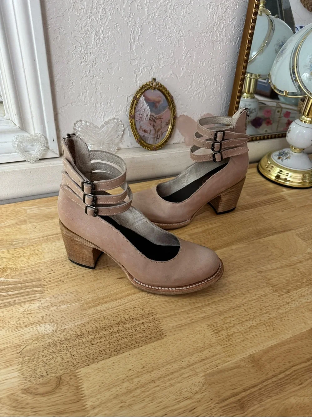 Freebird Randi Blush Leather Triple Buckle Block Heel Pumps Size 9 Indie Boho